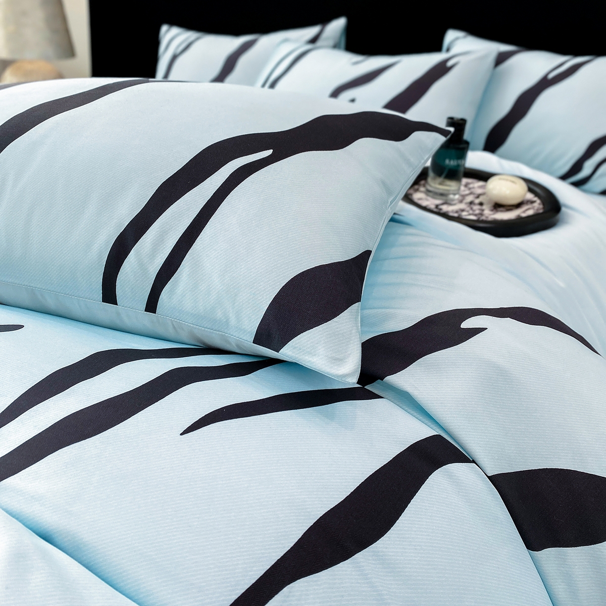 91家纺网 家纺一手货源 找家纺 家居1号家纺 2026新款A类50双股斑马纹全活性活性数码四件套-卡森（活动券后价不得低于279） 卡森-温馨蓝