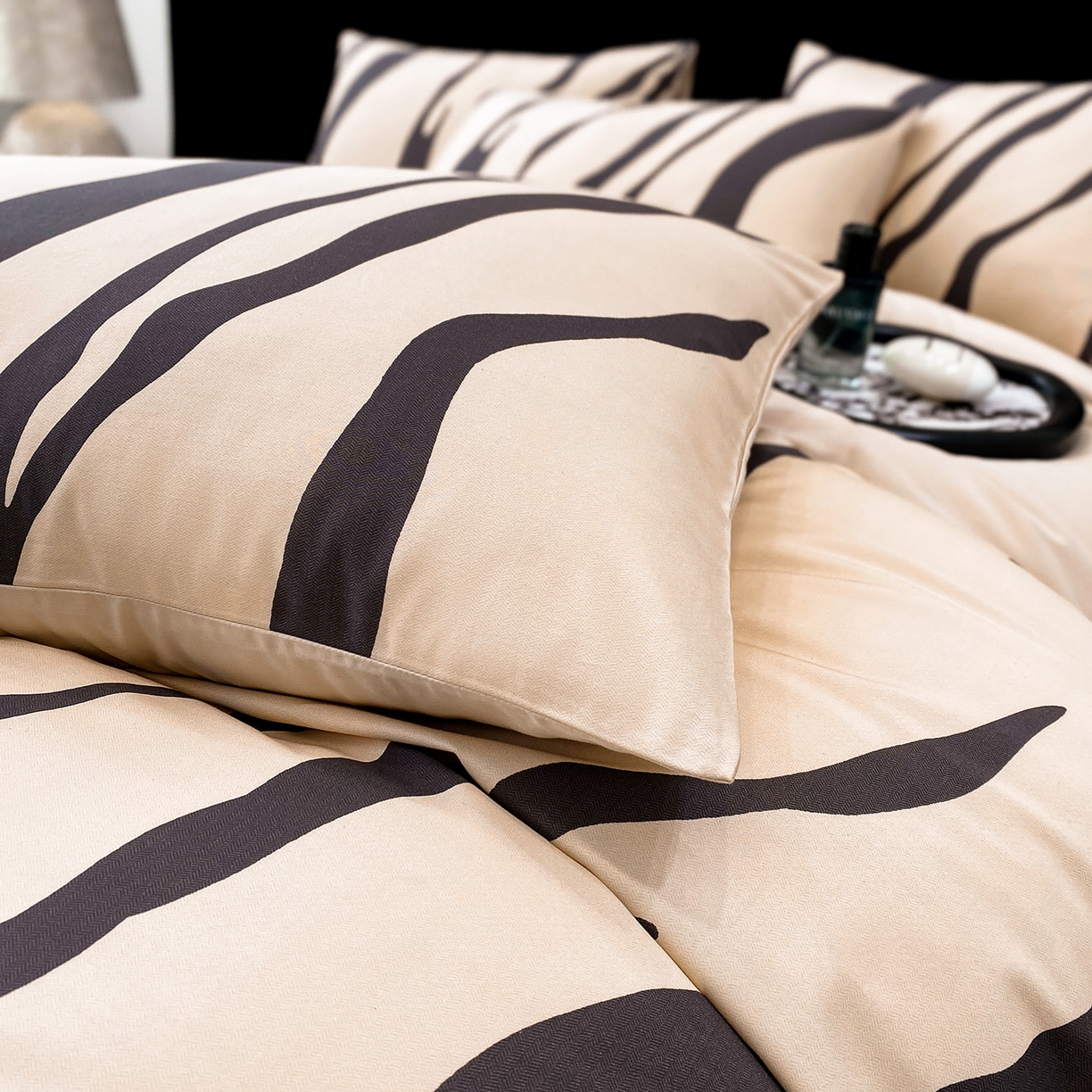 91家纺网 家纺一手货源 找家纺 家居1号家纺 2026新款A类50双股斑马纹全活性活性数码四件套-卡森（活动券后价不得低于279） 卡森-香槟金