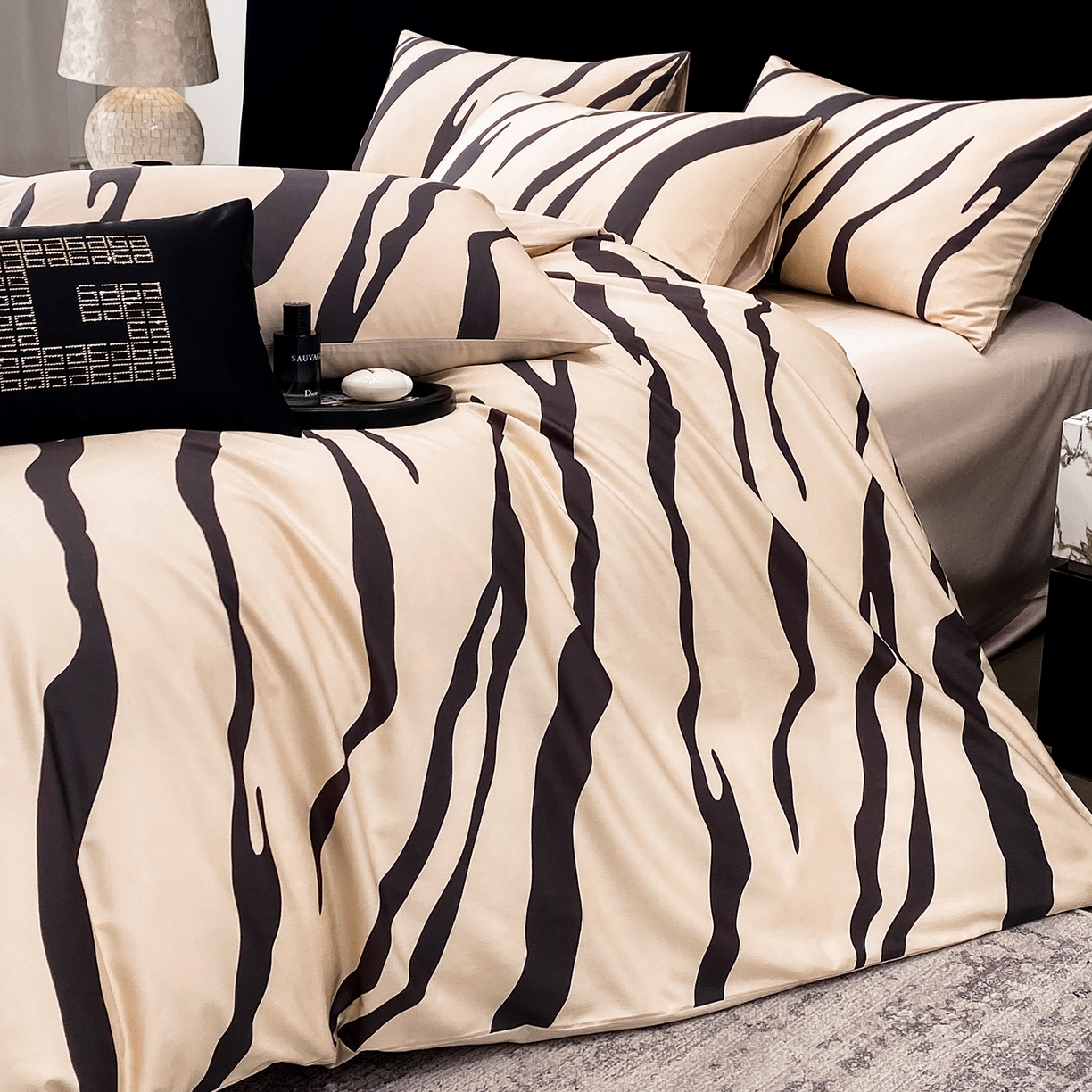 91家纺网 家纺一手货源 找家纺 家居1号家纺 2026新款A类50双股斑马纹全活性活性数码四件套-卡森（活动券后价不得低于279） 卡森-香槟金