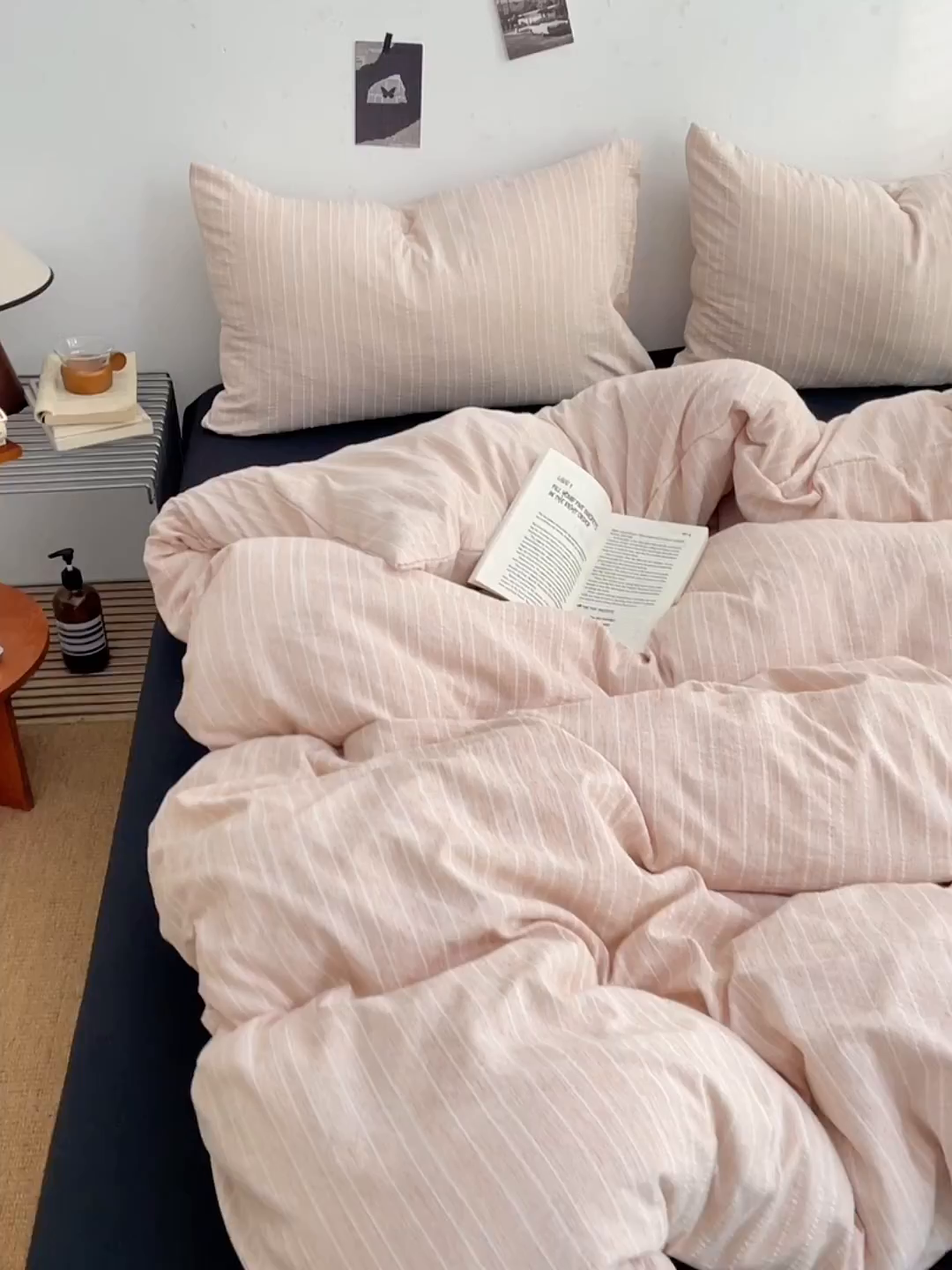 91家纺网 家纺一手货源 找家纺 优承佳生活馆 2026新款高克重无印风阳离子提花工艺三件套四件套单被套系列 （提供买家秀） 阳离子-淡粉+暗夜黑