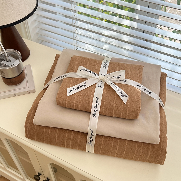 91家纺网 家纺一手货源 找家纺 优承佳生活馆 2026新款高克重无印风阳离子提花工艺三件套四件套单被套系列 （提供买家秀） 阳离子-焦糖色