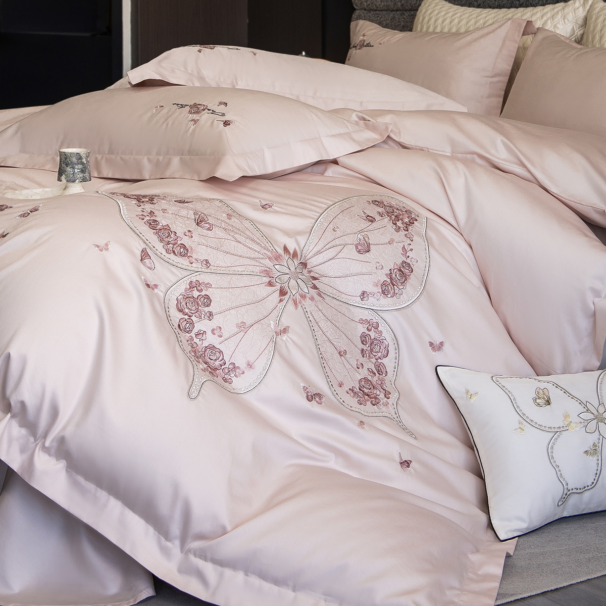 91家纺网 家纺一手货源 找家纺 优悦生活馆 2026新款全棉新疆长绒棉刺绣四件套-碟语森眠 碟语森眠-粉