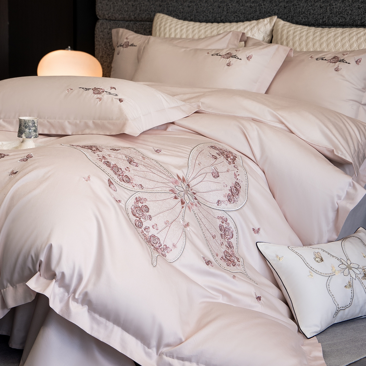 91家纺网 家纺一手货源 找家纺 优悦生活馆 2026新款全棉新疆长绒棉刺绣四件套-碟语森眠 碟语森眠-粉