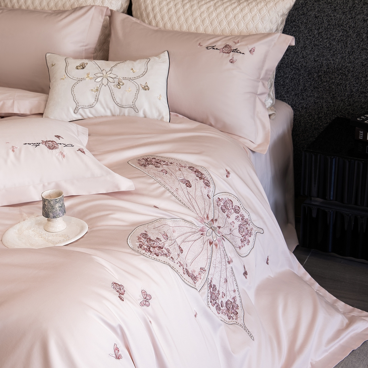 91家纺网 家纺一手货源 找家纺 优悦生活馆 2026新款全棉新疆长绒棉刺绣四件套-碟语森眠 碟语森眠-粉