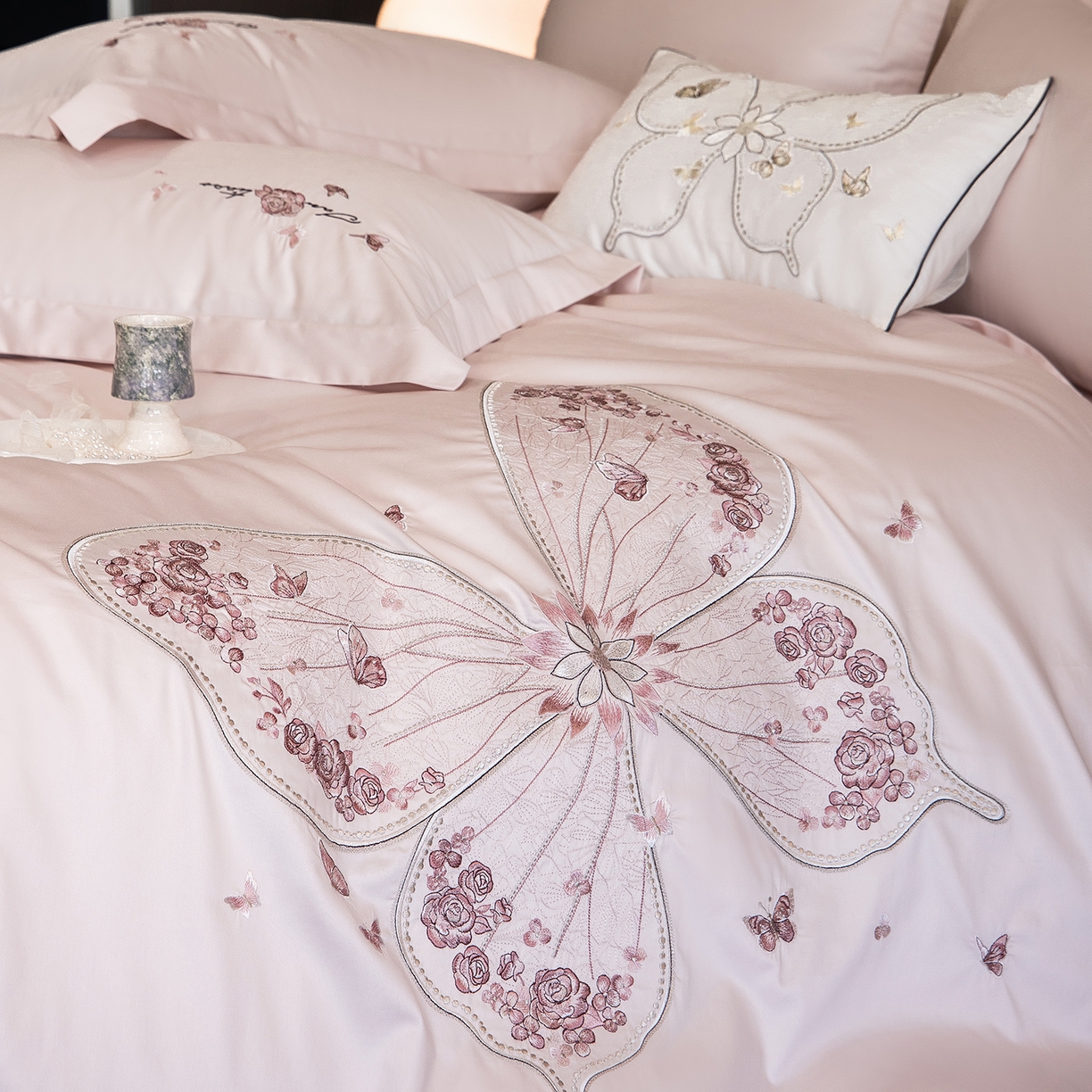 91家纺网 家纺一手货源 找家纺 优悦生活馆 2026新款全棉新疆长绒棉刺绣四件套-碟语森眠 碟语森眠-粉