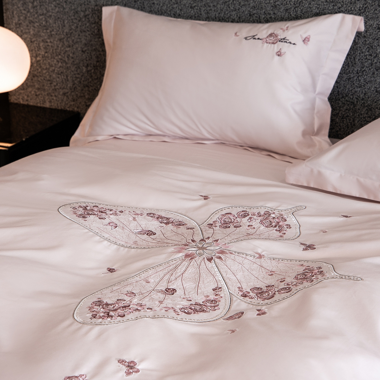 91家纺网 家纺一手货源 找家纺 优悦生活馆 2026新款全棉新疆长绒棉刺绣四件套-碟语森眠 碟语森眠-粉