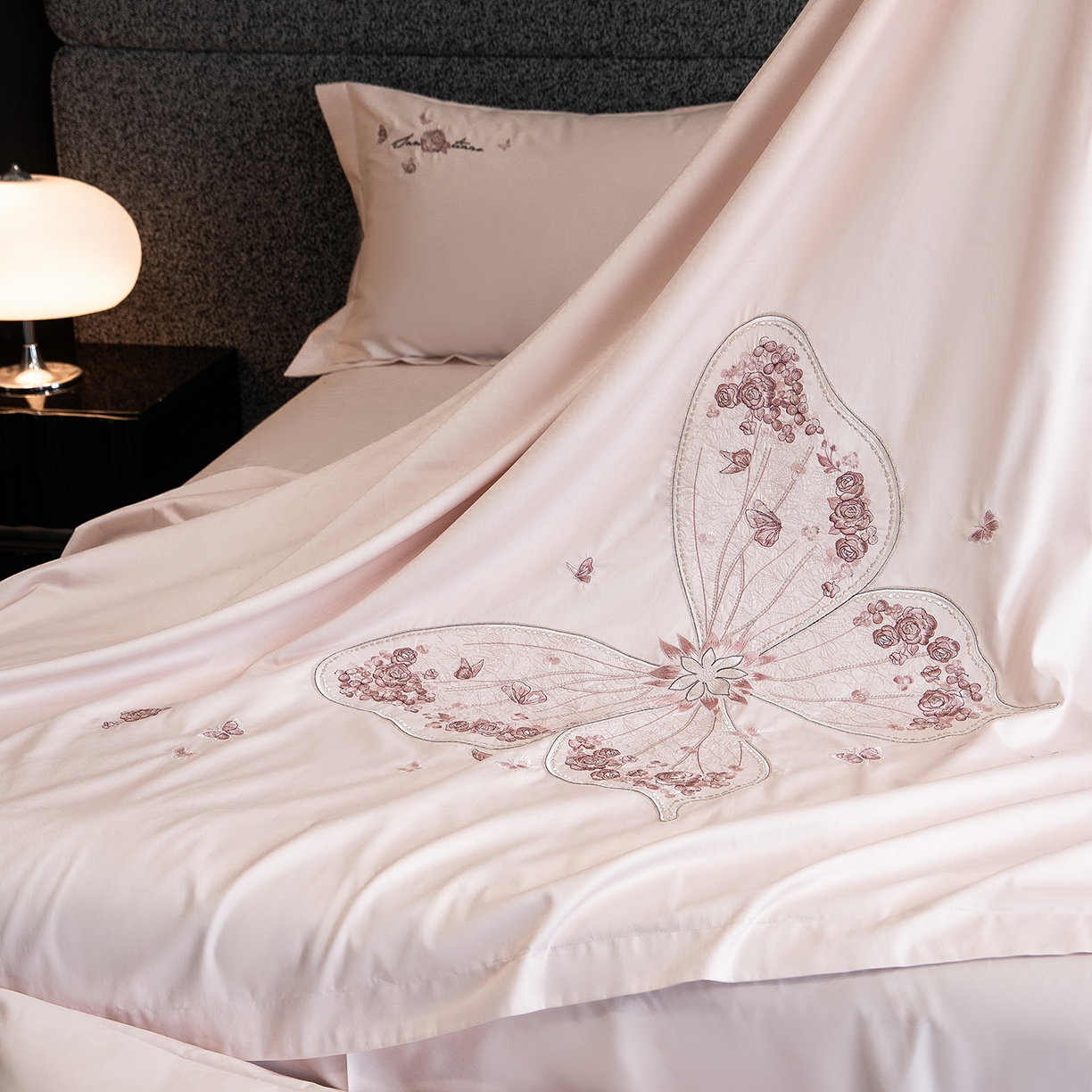 91家纺网 家纺一手货源 找家纺 优悦生活馆 2026新款全棉新疆长绒棉刺绣四件套-碟语森眠 碟语森眠-粉