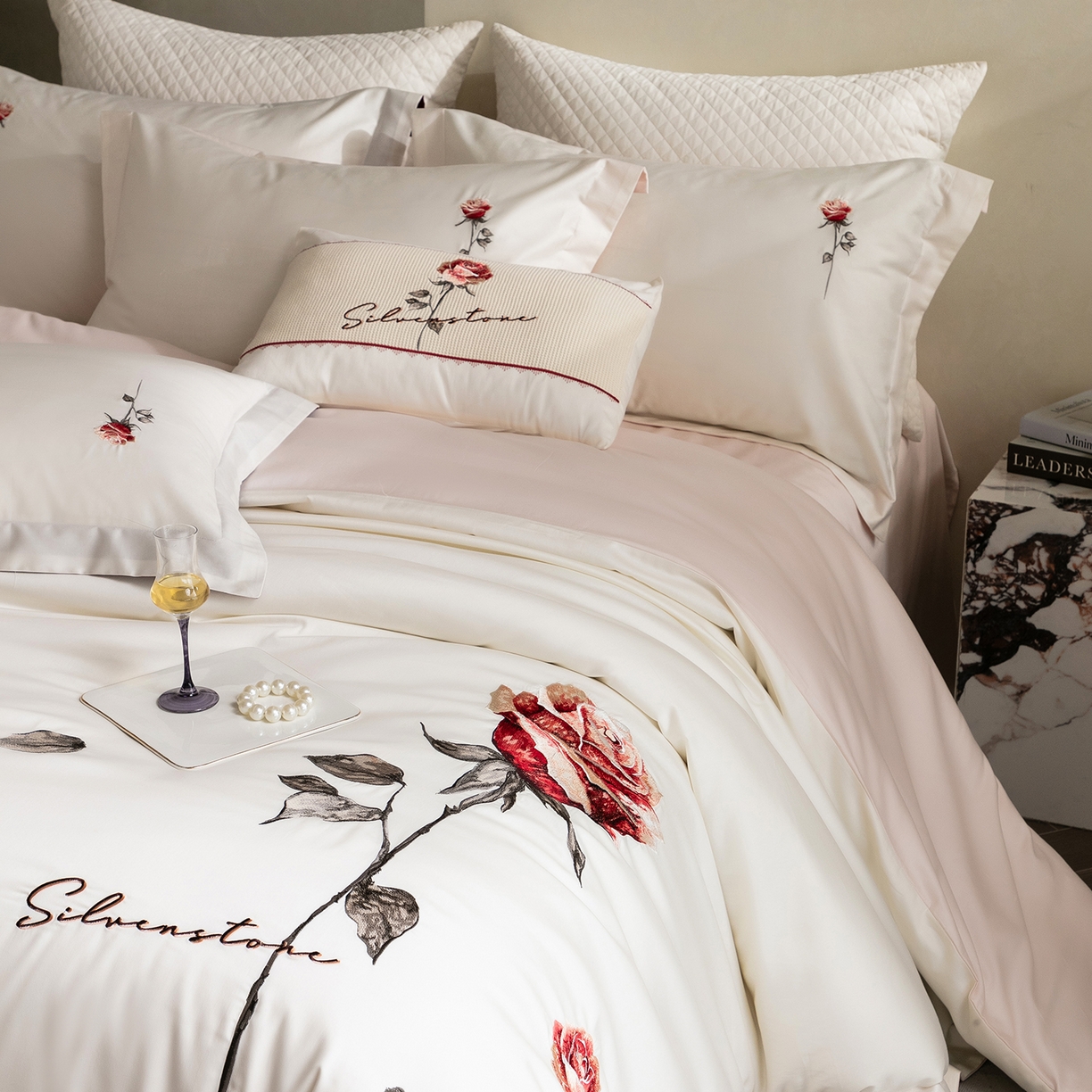 91家纺网 家纺一手货源 找家纺 优悦生活馆 2026新款全棉新疆长绒棉刺绣四件套-温情蜜意 温情蜜意-白