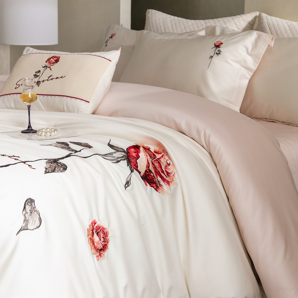 91家纺网 家纺一手货源 找家纺 优悦生活馆 2026新款全棉新疆长绒棉刺绣四件套-温情蜜意 温情蜜意-白