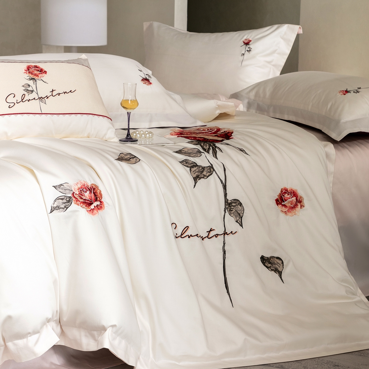 91家纺网 家纺一手货源 找家纺 优悦生活馆 2026新款全棉新疆长绒棉刺绣四件套-温情蜜意 温情蜜意-白