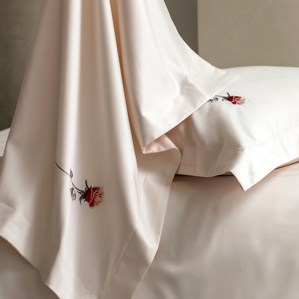 91家纺网 家纺一手货源 找家纺 优悦生活馆 2026新款全棉新疆长绒棉刺绣四件套-温情蜜意 温情蜜意-白