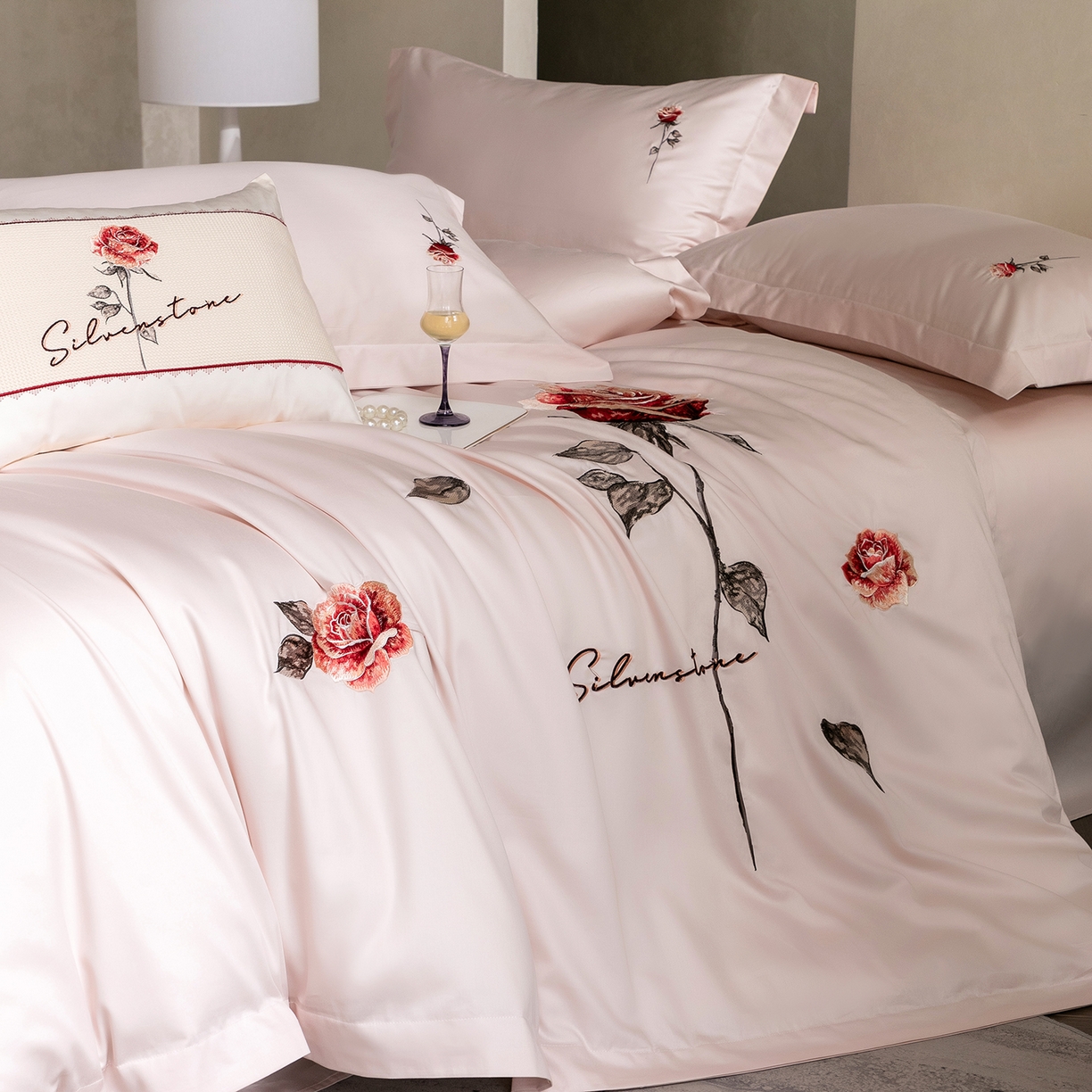 91家纺网 家纺一手货源 找家纺 优悦生活馆 2026新款全棉新疆长绒棉刺绣四件套-温情蜜意 温情蜜意-粉