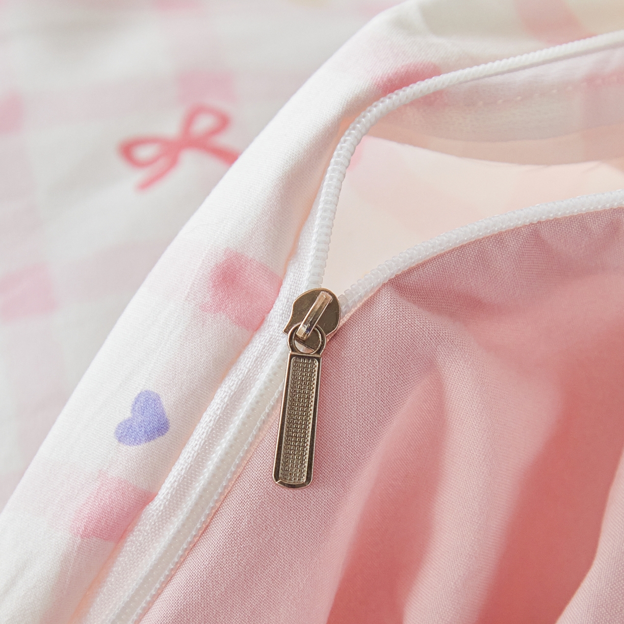 91家纺网 家纺一手货源 找家纺 梦纤绒 2026新款香云锦仿棉高克重四件套 粉格蝴蝶结