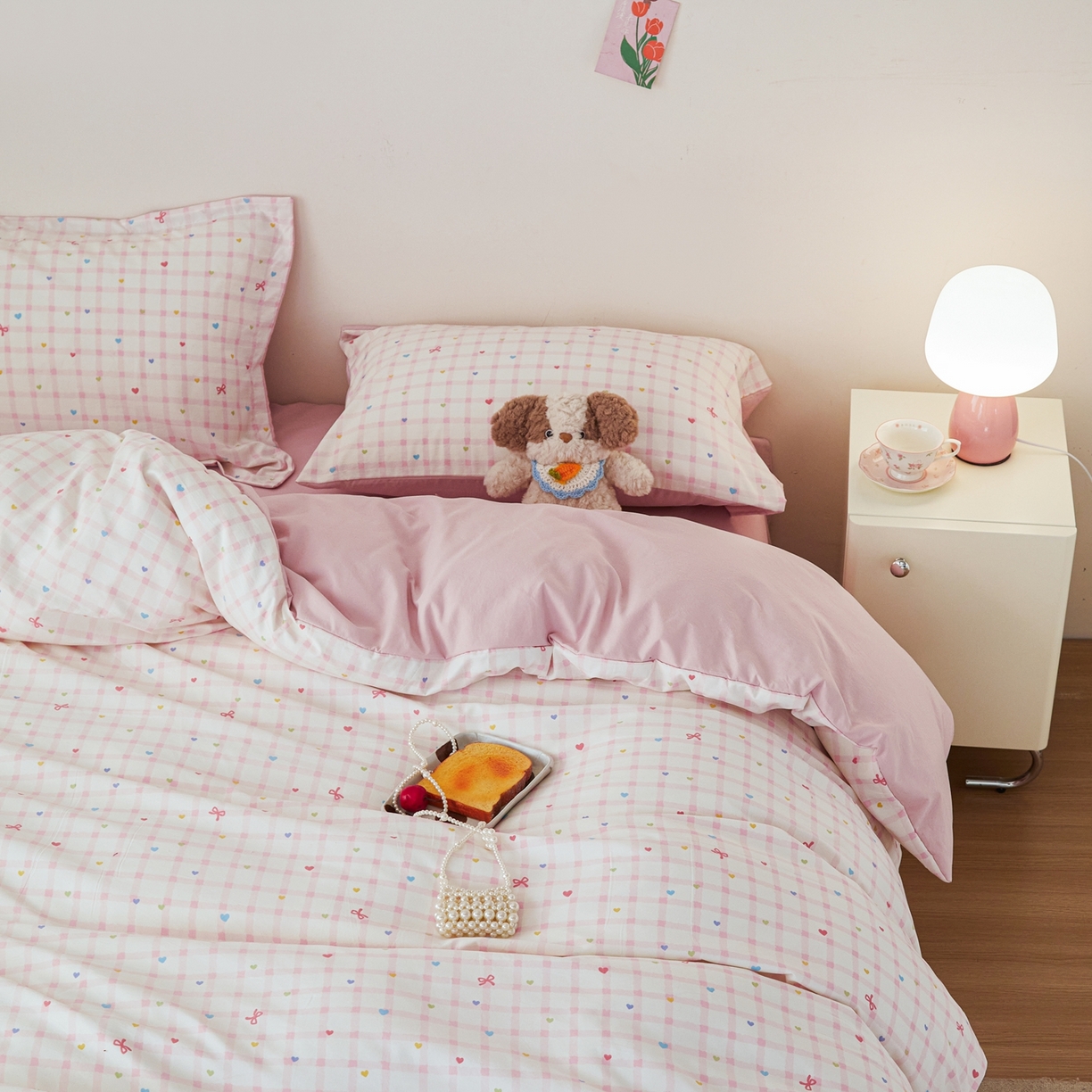 91家纺网 家纺一手货源 找家纺 梦纤绒 2026新款香云锦仿棉高克重四件套 粉格蝴蝶结