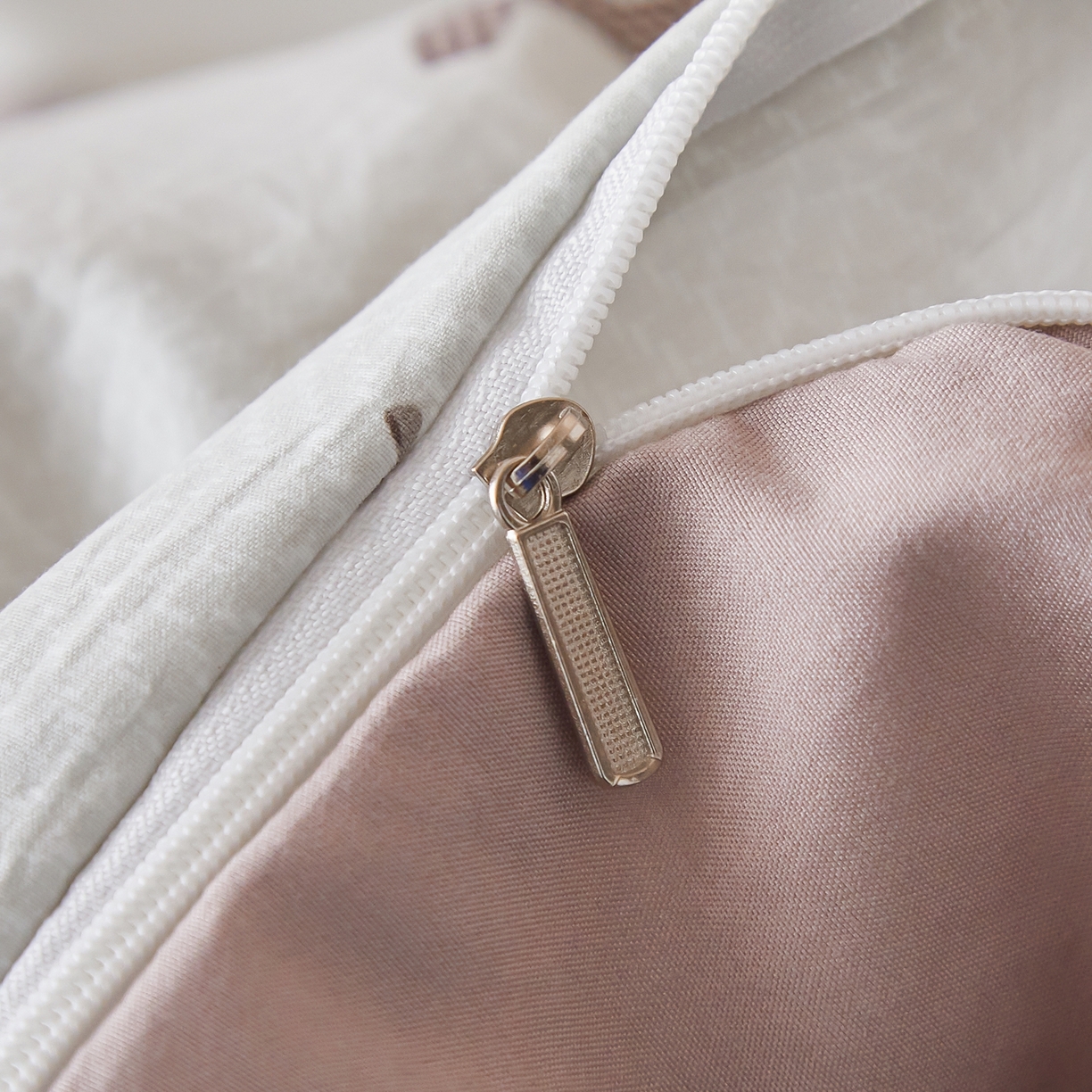 91家纺网 家纺一手货源 找家纺 梦纤绒 2026新款香云锦仿棉高克重四件套 小马格韵