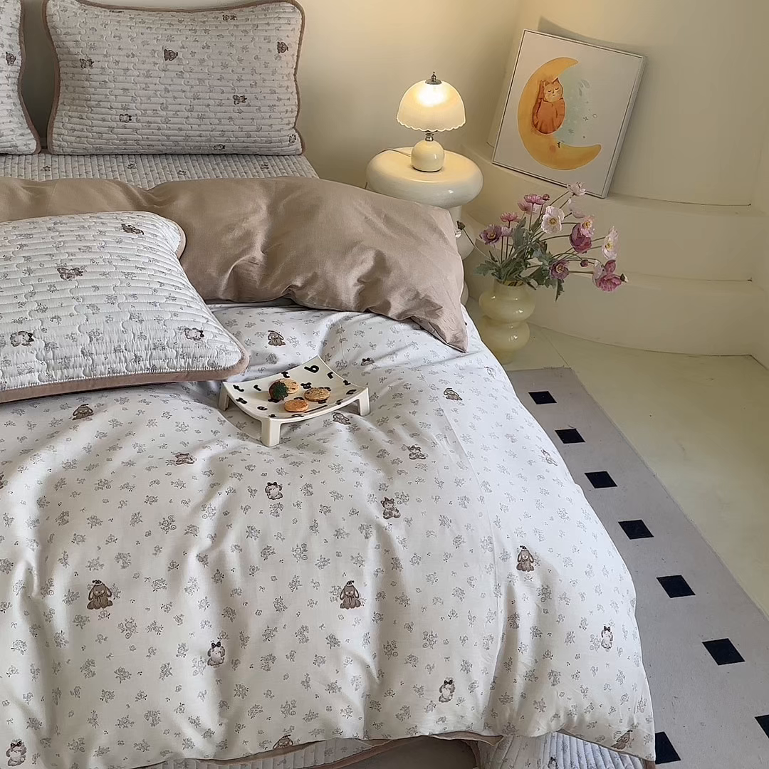 91家纺网 家纺一手货源 找家纺 凌云家纺 2026新款A类13372全棉床盖四件套 游园日记