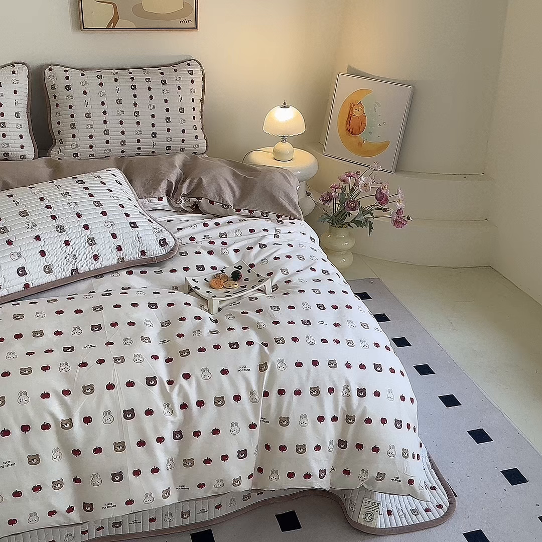 91家纺网 家纺一手货源 找家纺 凌云家纺 2026新款A类13372全棉床盖四件套 苹果乐园