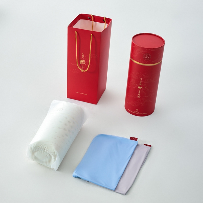 91家纺网 家纺一手货源 找家纺 （总）唯爱品 2026新小福马深睡记忆枕新年套装枕芯+圆筒盒+手拎袋+外枕套（赠品，赠完为止）