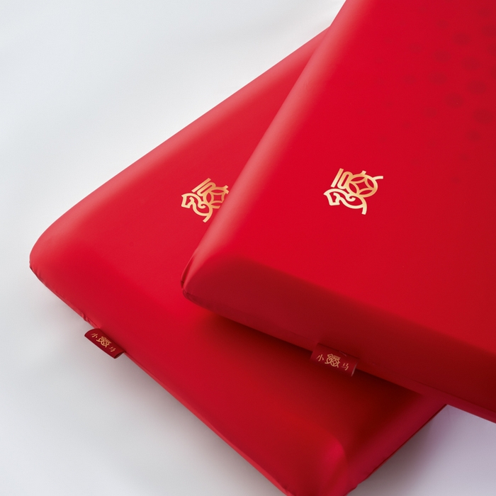 91家纺网 家纺一手货源 找家纺 （总）唯爱品 2026新小福马深睡记忆枕新年套装枕芯+圆筒盒+手拎袋+外枕套（赠品，赠完为止）