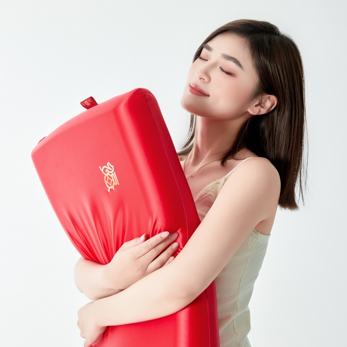 91家纺网 家纺一手货源 找家纺 （总）唯爱品 2026新小福马深睡记忆枕新年套装枕芯+圆筒盒+手拎袋+外枕套（赠品，赠完为止）