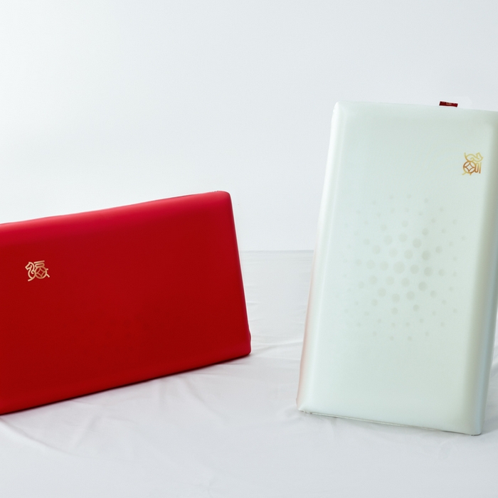 91家纺网 家纺一手货源 找家纺 （总）唯爱品 2026新小福马深睡记忆枕新年套装枕芯+圆筒盒+手拎袋+外枕套（赠品，赠完为止）