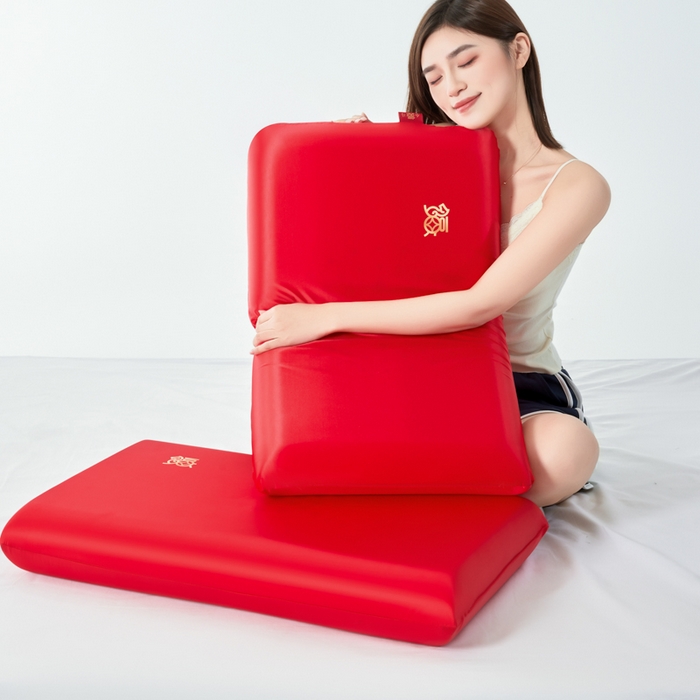 91家纺网 家纺一手货源 找家纺 （总）唯爱品 2026新小福马深睡记忆枕新年套装枕芯+圆筒盒+手拎袋+外枕套（赠品，赠完为止）