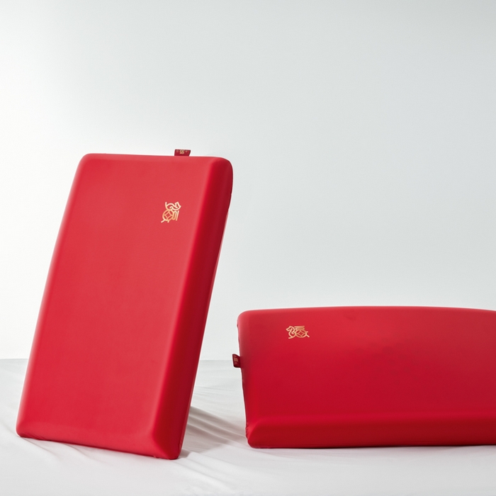 91家纺网 家纺一手货源 找家纺 （总）唯爱品 2026新小福马深睡记忆枕新年套装枕芯+圆筒盒+手拎袋+外枕套（赠品，赠完为止）