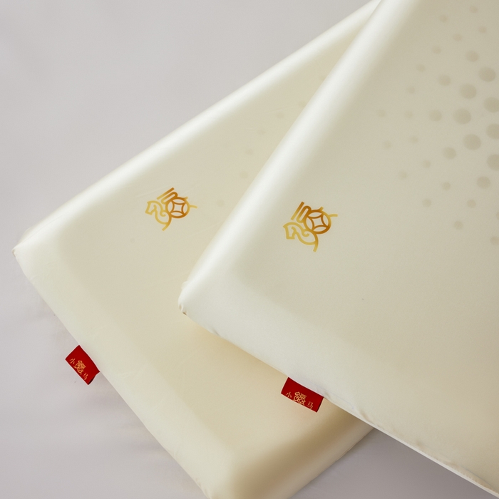 91家纺网 家纺一手货源 找家纺 唯爱品 2026新小福马深睡记忆枕新年套装枕芯+圆筒盒+手拎袋+外枕套（赠品，赠完为止） 金福