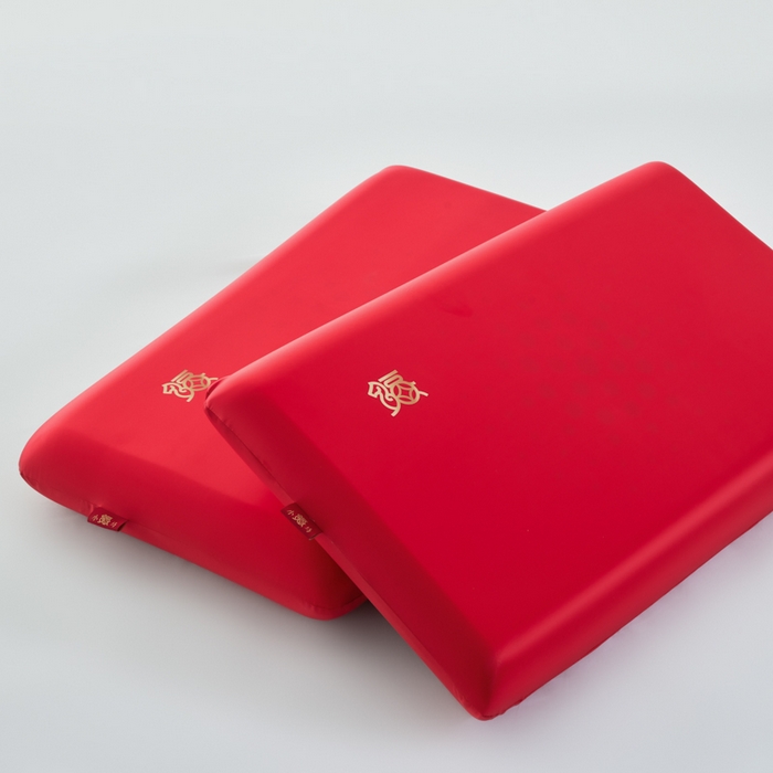 91家纺网 家纺一手货源 找家纺 唯爱品 2026新小福马深睡记忆枕新年套装枕芯+圆筒盒+手拎袋+外枕套（赠品，赠完为止） 鸿福