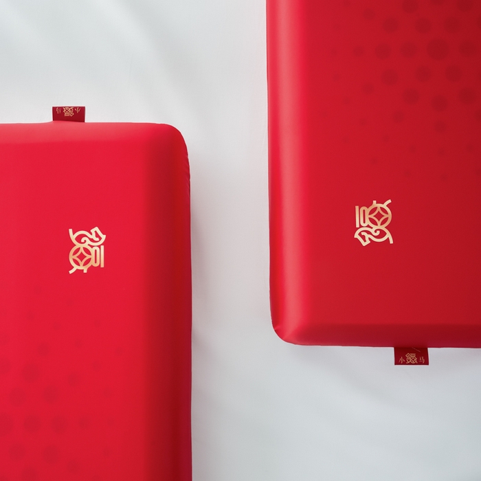 91家纺网 家纺一手货源 找家纺 唯爱品 2026新小福马深睡记忆枕新年套装枕芯+圆筒盒+手拎袋+外枕套（赠品，赠完为止） 鸿福