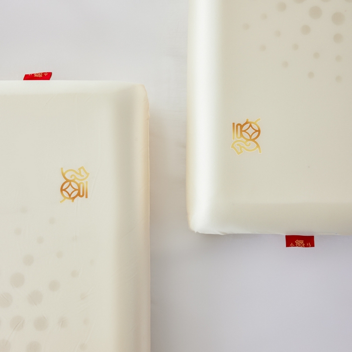 91家纺网 家纺一手货源 找家纺 唯爱品 2026新小福马深睡记忆枕新年套装枕芯+圆筒盒+手拎袋+外枕套（赠品，赠完为止） 金福