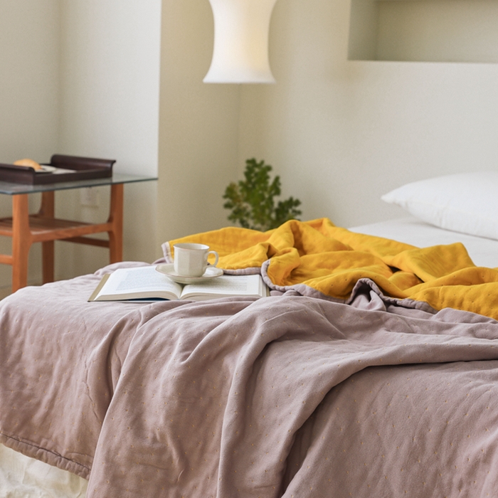 91家纺网 家纺一手货源 找家纺 朴尔家纺-毛巾被 2026春夏新款 ins风纯色双拼风全棉纯加厚超柔四层纱布毛巾被夏被夏凉被空调被 纯色双拼-奶咖配黄