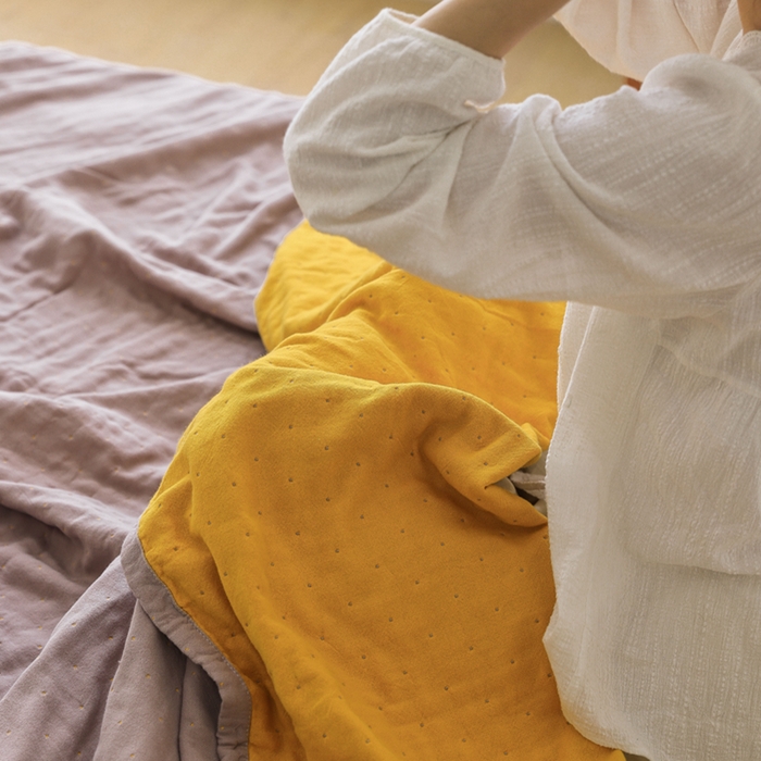 91家纺网 家纺一手货源 找家纺 朴尔家纺-毛巾被 2026春夏新款 ins风纯色双拼风全棉纯加厚超柔四层纱布毛巾被夏被夏凉被空调被 纯色双拼-奶咖配黄
