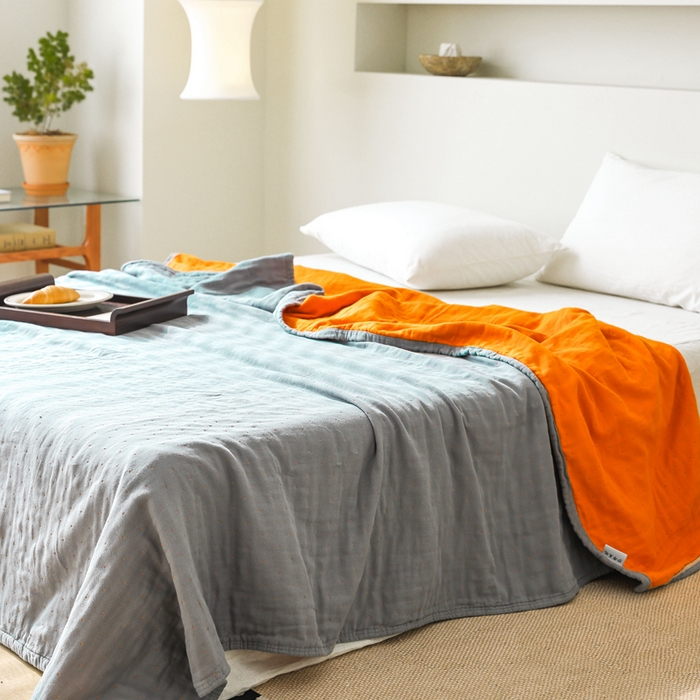 91家纺网 家纺一手货源 找家纺 朴尔家纺-毛巾被 2026春夏新款 ins风纯色双拼风全棉纯加厚超柔四层纱布毛巾被夏被夏凉被空调被 纯色双拼温蓝配橘