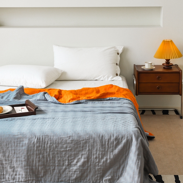 91家纺网 家纺一手货源 找家纺 朴尔家纺-毛巾被 2026春夏新款 ins风纯色双拼风全棉纯加厚超柔四层纱布毛巾被夏被夏凉被空调被 纯色双拼温蓝配橘