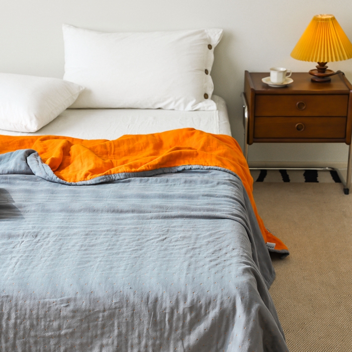 91家纺网 家纺一手货源 找家纺 朴尔家纺-毛巾被 2026春夏新款 ins风纯色双拼风全棉纯加厚超柔四层纱布毛巾被夏被夏凉被空调被 纯色双拼温蓝配橘