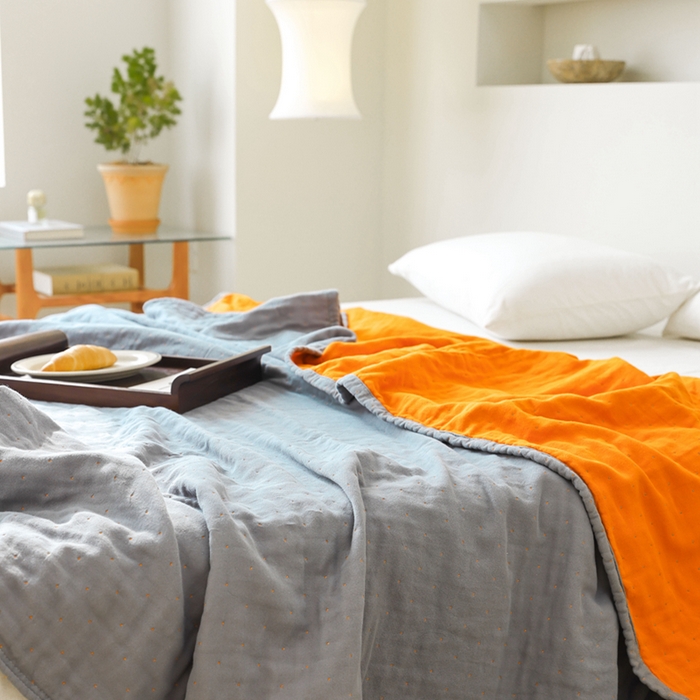 91家纺网 家纺一手货源 找家纺 朴尔家纺-毛巾被 2026春夏新款 ins风纯色双拼风全棉纯加厚超柔四层纱布毛巾被夏被夏凉被空调被 纯色双拼温蓝配橘