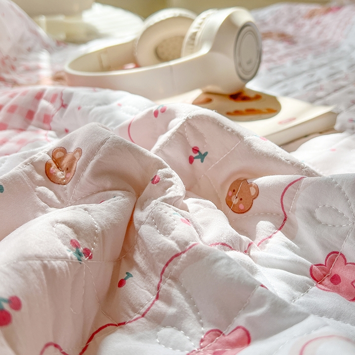 91家纺网 家纺一手货源 找家纺 网红馆（ck家纺） 2026新款水洗棉印花床笠三件套 花花熊