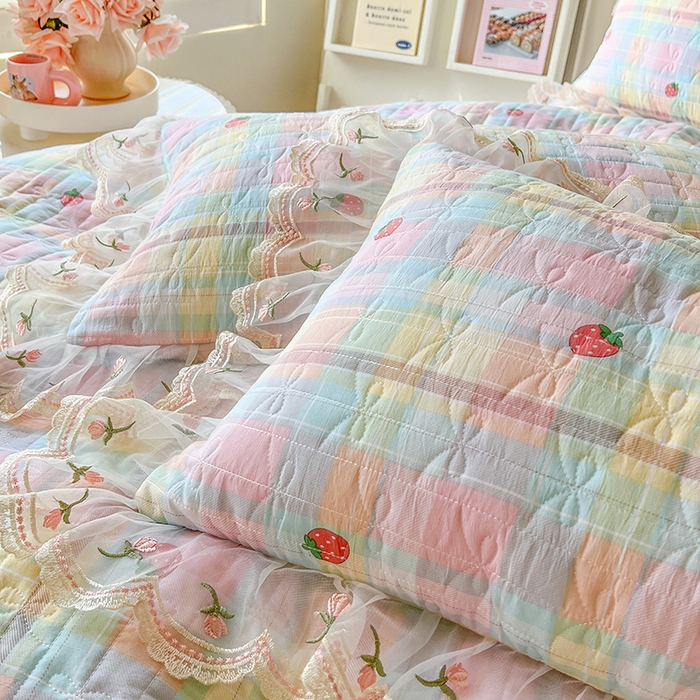 91家纺网 家纺一手货源 找家纺 网红馆（ck家纺） 2026新款水洗棉印花床笠三件套 格子草莓