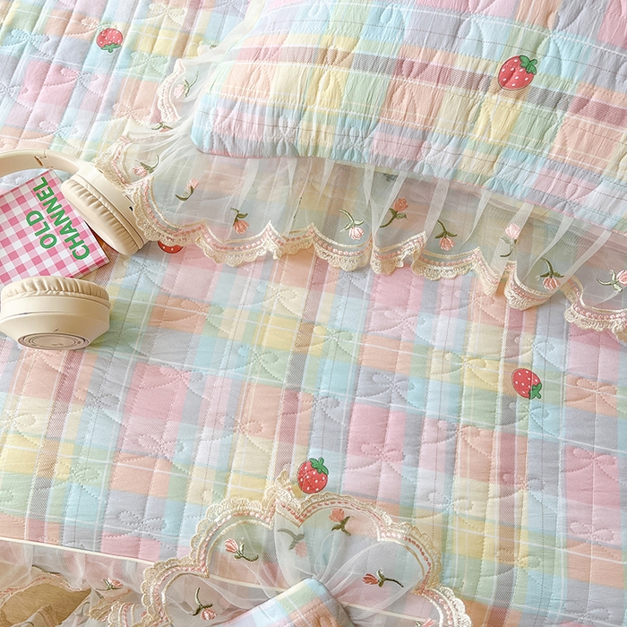 91家纺网 家纺一手货源 找家纺 网红馆（ck家纺） 2026新款水洗棉印花床笠三件套 格子草莓