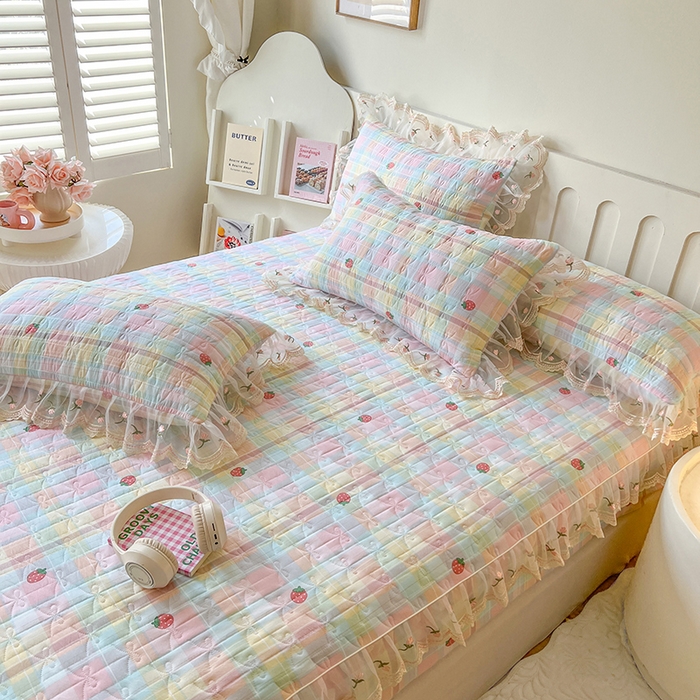 91家纺网 家纺一手货源 找家纺 网红馆（ck家纺） 2026新款水洗棉印花床笠三件套 格子草莓