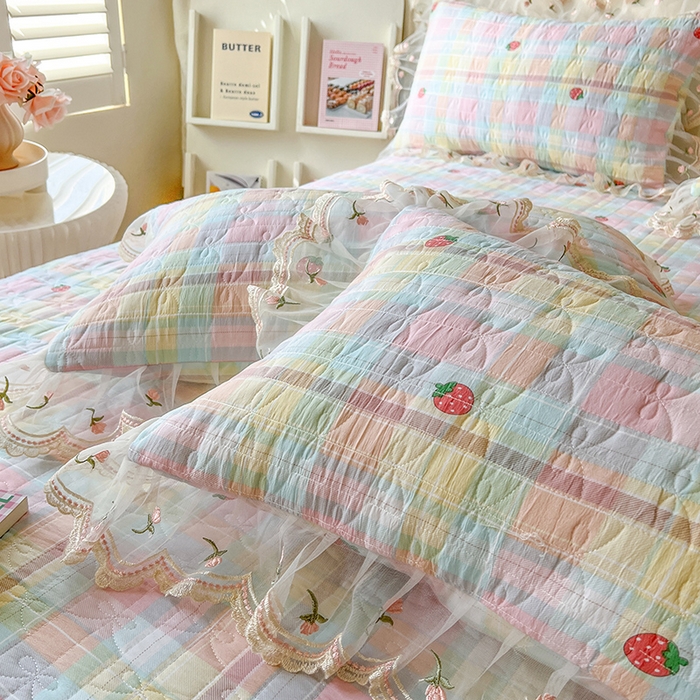 91家纺网 家纺一手货源 找家纺 网红馆（ck家纺） 2026新款水洗棉印花床笠三件套 格子草莓