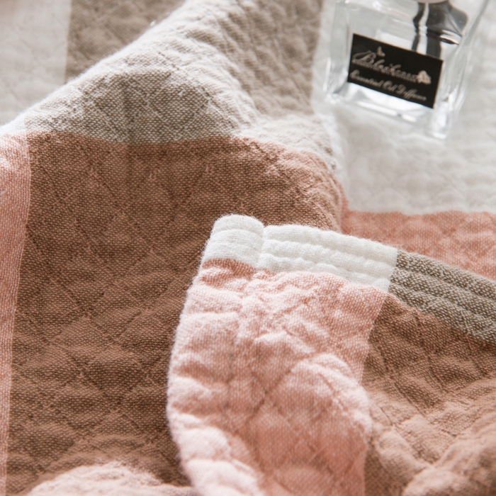 91家纺网 家纺一手货源 找家纺 朴尔家纺-毛巾被 2026春夏新款全棉纯棉水洗棉四层纱布毛巾被系列夏被夏凉被空调被 复古大格-豆沙