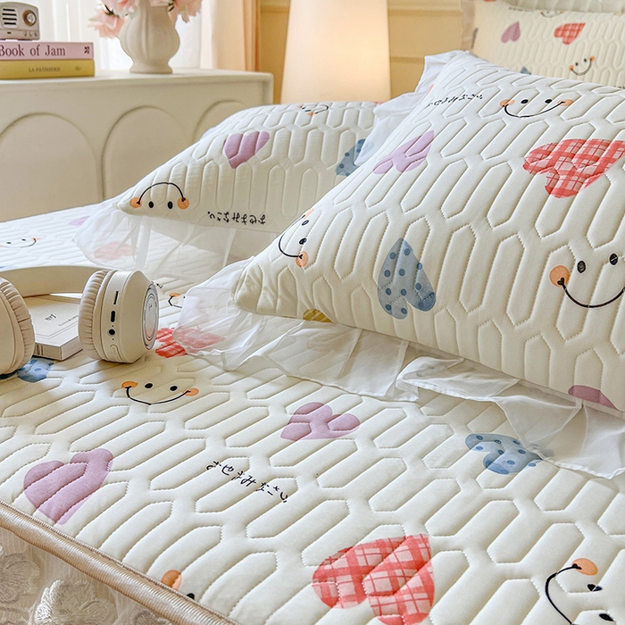 91家纺网 家纺一手货源 找家纺 网红馆（ck家纺） 2026新款凉感丝床笠式床裙款乳胶乳印花凉席 爱心笑脸 粉