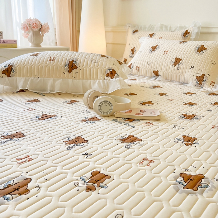 91家纺网 家纺一手货源 找家纺 网红馆（ck家纺） 2026新款凉感丝床笠式床裙款乳胶乳印花凉席 嘟嘟熊 茶