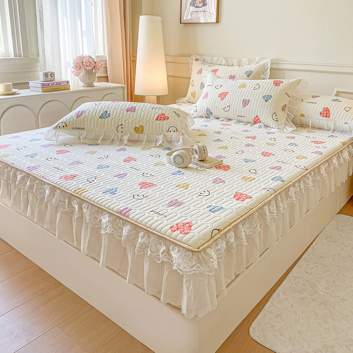 91家纺网 家纺一手货源 找家纺 网红馆（ck家纺） 2026新款凉感丝床笠式床裙款乳胶乳印花凉席 爱心笑脸 粉