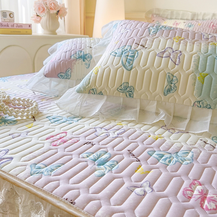 91家纺网 家纺一手货源 找家纺 网红馆（ck家纺） 2026新款凉感丝床笠式床裙款乳胶乳印花凉席 翩翩起舞 粉