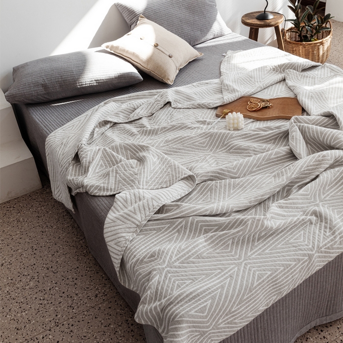 91家纺网 家纺一手货源 找家纺 朴尔家纺-毛巾被 2026春夏新款加厚三层水洗棉全棉纯棉纱布毛巾被夏被夏凉被空调被 等边三角-浅灰