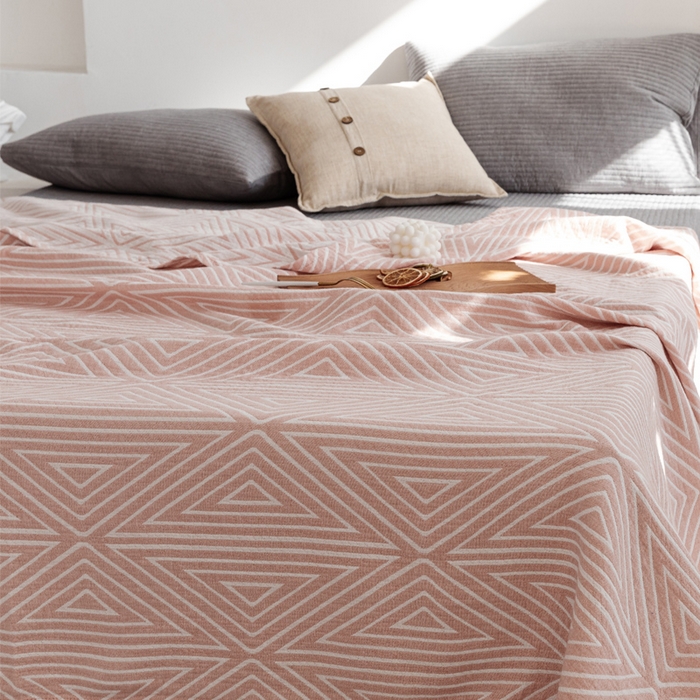 91家纺网 家纺一手货源 找家纺 朴尔家纺-毛巾被 2026春夏新款加厚三层水洗棉全棉纯棉纱布毛巾被夏被夏凉被空调被 等边三角-粉