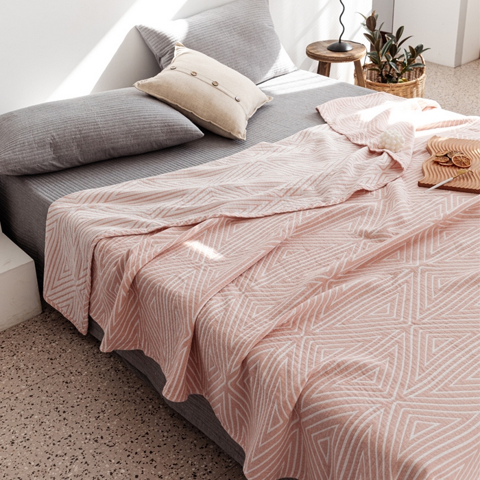 91家纺网 家纺一手货源 找家纺 朴尔家纺-毛巾被 2026春夏新款加厚三层水洗棉全棉纯棉纱布毛巾被夏被夏凉被空调被 等边三角-粉